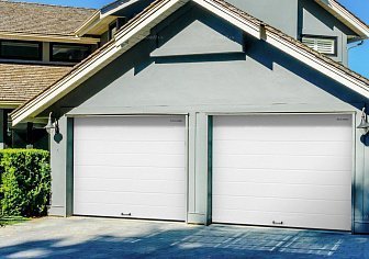 Секционные гаражные ворота Doorhan RSD01 BIW (2000х2700)