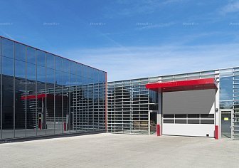 Промышленные ворота с панорамным остеклением Doorhan ISD02 (2400х5200)